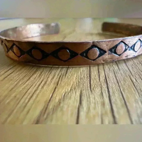 Adjustable vintage copper bangle bracelet with etched detail - Picture 4 of 5